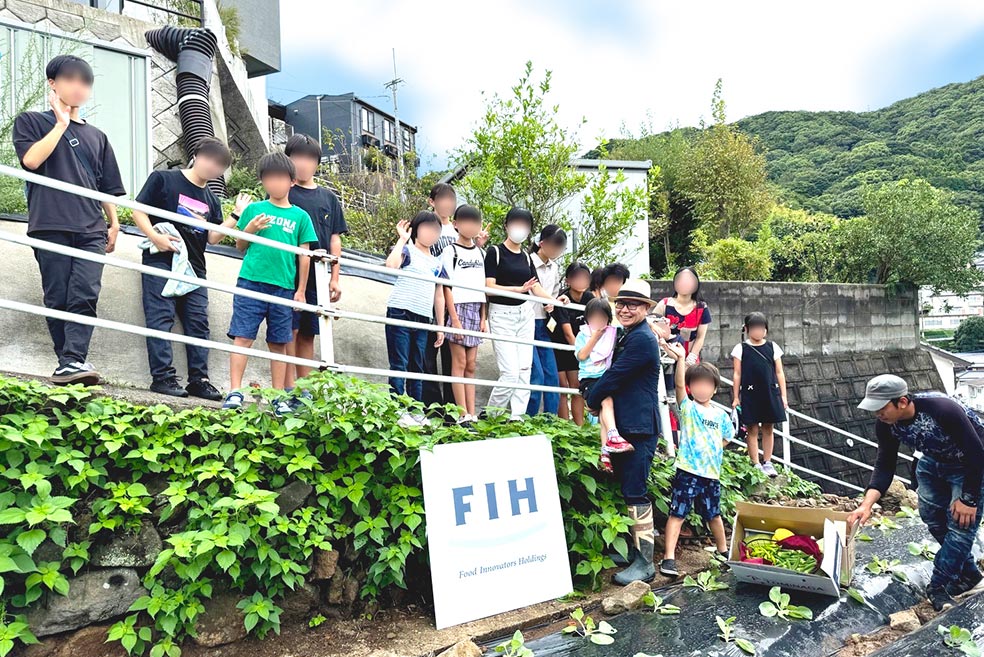 子どもたちの支援・育成プロジェクトの野菜や果物の栽培を行っている