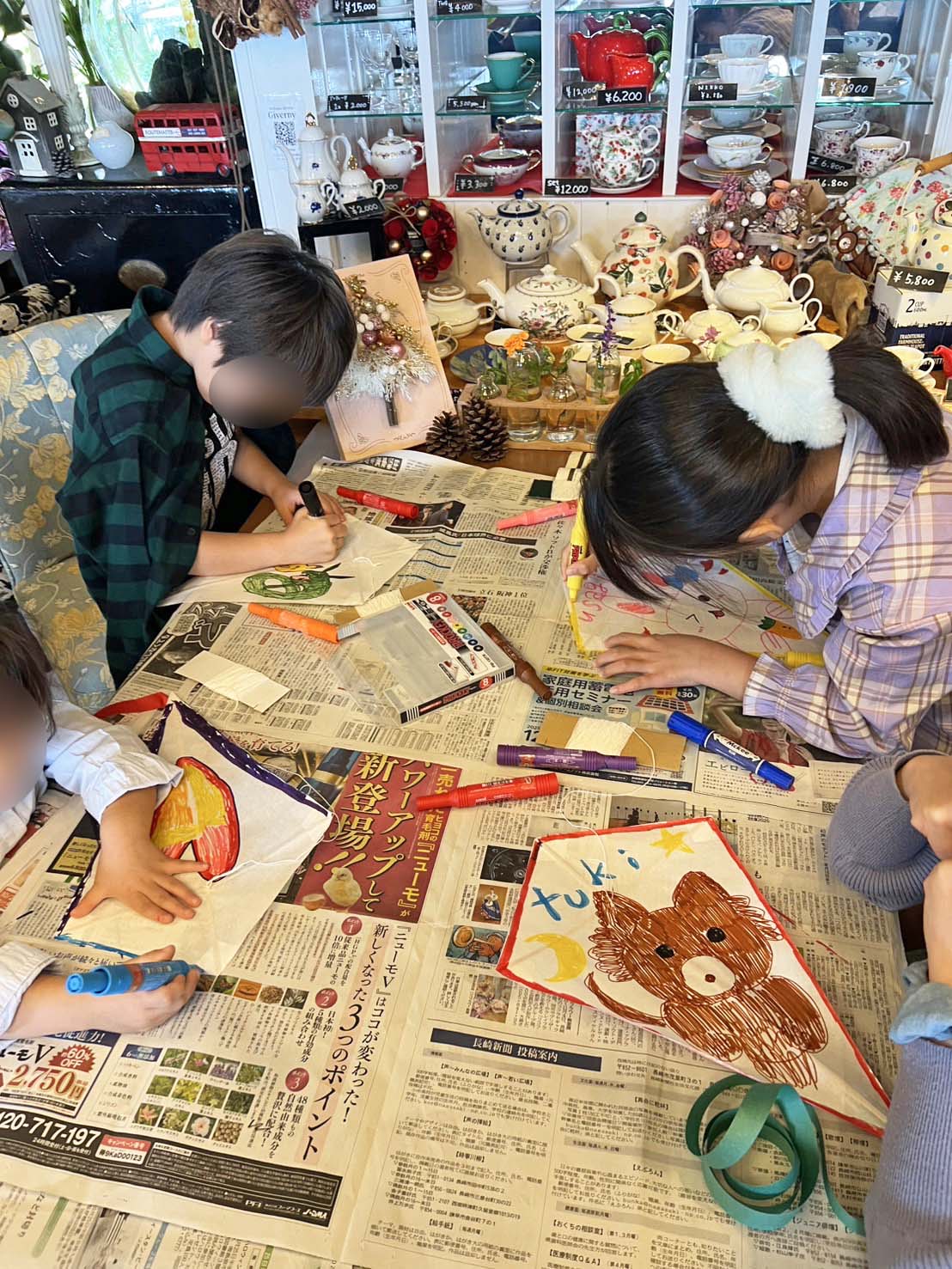 レクリエーションで子供たちが凧を作っている